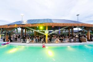 a large pool with a large group of people in a restaurant at Regal Collection Hotels & Suite in Dương Cảnh