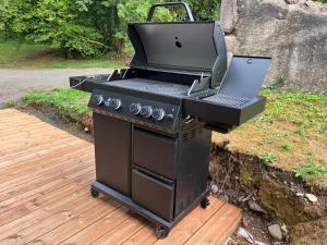 a grill with a laptop on top of it at L'Atelier de Gabs in Aramits
