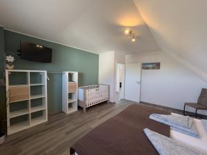a small room with a crib and a baby bedroom at Friese24 in Wangerland