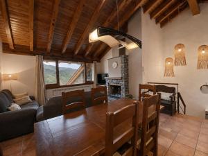 a kitchen and living room with a table and a couch at Casa Jonico in Montardit