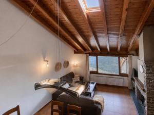 a living room with a couch and a table at Casa Jonico in Montardit