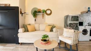 a living room with a couch and a table at keca home Misiones, pileta, patio y Posadas a 20 minutos in Candelaria