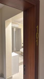 a door leading into a room with a bedroom at برايم سيغنتشر in Al Khobar