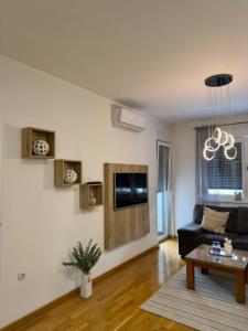 a living room with a couch and a table at Apartman Lux Doboj 2 in Doboj