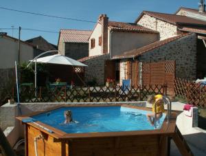 a couple of children playing in a swimming pool at Mounismes du bas in Saint-Ouen-sur-Gartempe