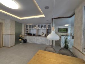 a dining room with a table and chairs and a kitchen at Tarnovka - Guest Rooms in Veliko Tŭrnovo