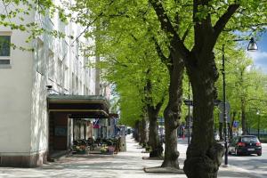 a street with trees on the side of a building at Hotel Raumanlinna in Rauma