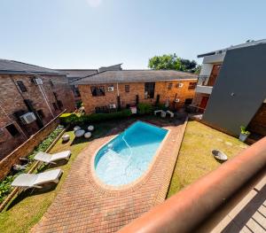 an overhead view of a backyard with a swimming pool at Nelspruit Lodge in Nelspruit