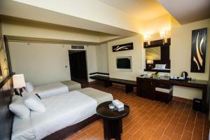 a hotel room with a bed and a desk at هوتيل بوسيك - Bosque Hotel in Hurghada