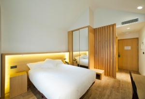 a bedroom with a large white bed in a room at Hotel Araba in Vitoria-Gasteiz