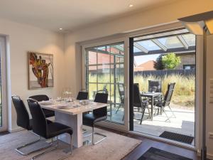 a dining room with a table and chairs at Haus Strandhafer in Wangerland