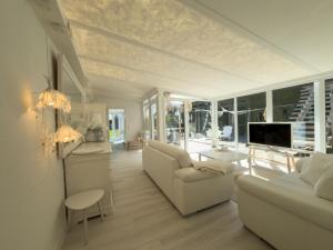 a living room with a couch and a tv at Meer Weiss in Wangerland