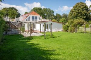 a house with a yard with green grass at Meer Weiss in Wangerland