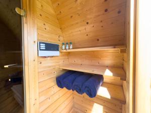 a sauna with blue towels in a wooden wall at Koje Seelöwe in Wangerland +20 photos