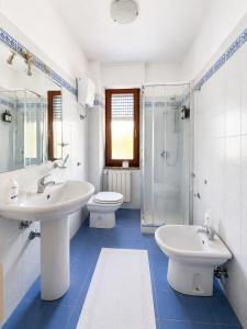 a bathroom with two sinks and a shower and a toilet at La casa del viaggiatore in Codrongianos +15 photos