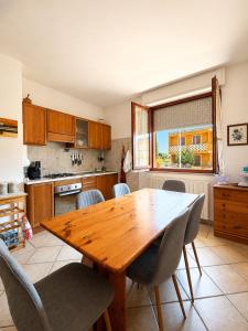 a kitchen with a wooden table and chairs at La casa del viaggiatore in Codrongianos