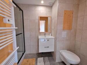 a bathroom with a toilet and a sink at Chambre Jonquille in Rehaupal