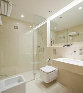 Koupelna v ubytování Hotel Araba + 33 fotografií
