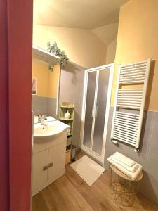 a bathroom with a sink and a shower at Il Nido Colorato in Settimo Torinese
