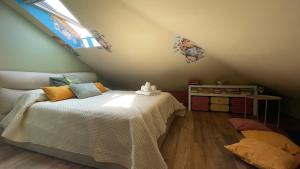 a bedroom with a bed in a attic at Il Nido Colorato in Settimo Torinese