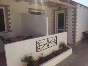 a house with a wall with a flower garden at Appartamento Vincenzina in Lampedusa