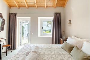 a bedroom with a large bed and a window at Monte Garcia Nunes in Coruche