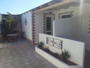 a house with a patio with a table at Appartamento Vincenzina in Lampedusa