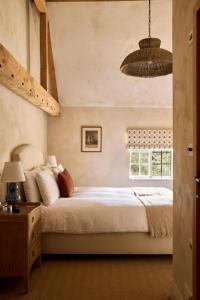 a bedroom with a bed and a window at The Wheatsheaf in Chilton Foliat
