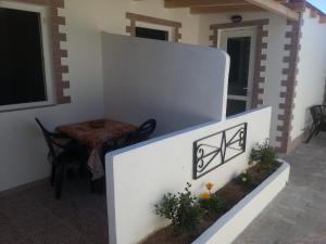 a small porch with a table and chairs in a house at Appartamento Vincenzina in Lampedusa
