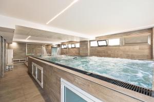 a large bathroom with a large hot tub at Hotel Best Oasis Park in Salou