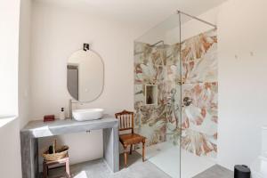 a bathroom with a sink and a mirror at Monte Garcia Nunes in Coruche +86 photos