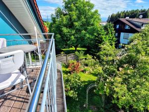 a balcony with a view of a garden at Ferienwohnung Pickenhan in Scheidegg