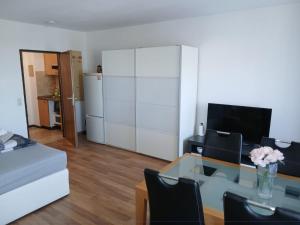 a living room with a coffee table and a desk at B1011, gemütliches Appartement mit Ausblick in Lahnstein