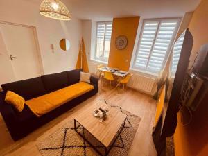 a living room with a couch and a table at Le Ch'ti Cambrai,Élégant, Centre ville in Cambrai