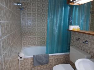 a bathroom with a tub and a toilet and a shower at B1011, gemütliches Appartement mit Ausblick in Lahnstein +14 photos