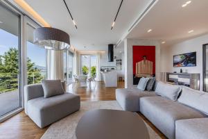 a living room with a couch and a table at Sunrise - The Twin Villa by PikHost in Shirokë