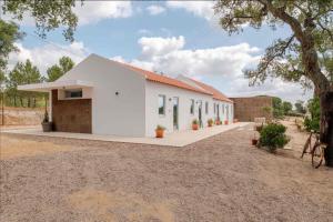 a white home with a red roof at Monte Garcia Nunes in Coruche