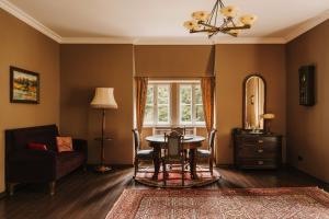 a living room with a table and a chair at Villa Pepita in Miedzygorze