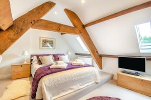 a bedroom with a bed and a flat screen tv at 3 Bed in Askrigg oc-ds779 in Askrigg