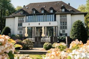 a house with a garden in front of it at Villa Weisser Berg in Neuwied