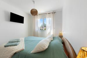 a bedroom with a bed with a pillow and a window at Maison entre foret et mer in Millebosc