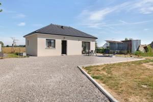 a house on a gravel driveway at Maison entre foret et mer in Millebosc