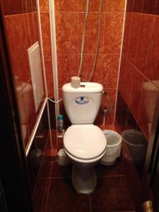 リウネにあるСоборна 285 А ЖК Шоколадの赤いタイル張りの客室で、バスルーム(トイレ付)が備わります。