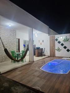 a room with a hammock and a dining room at Casa de 3 Quartos px da Avenida dos Holandeses a 3km da Praia do Araçagy in São Luís