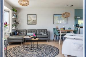 a living room with a couch and a table at Luwte aan het Lauwersmeer, Friesland in Anjum