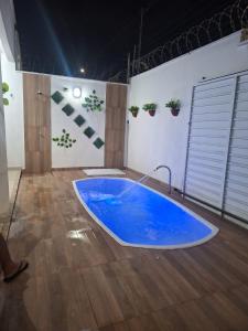 a large blue bath tub sitting on a wooden floor at Casa de 3 Quartos px da Avenida dos Holandeses a 3km da Praia do Araçagy in São Luís