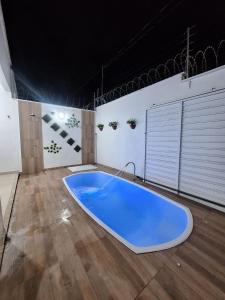 a large blue tub in a room with a wooden floor at Casa de 3 Quartos px da Avenida dos Holandeses a 3km da Praia do Araçagy in São Luís
