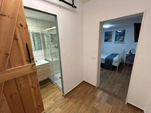 a bathroom with a walk in shower and a mirror at Suite Privada & Acogedora in Puerto del Rosario