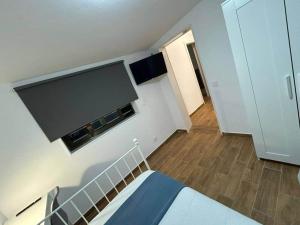 a bedroom with a bed and a flat screen tv at Suite Privada & Acogedora in Puerto del Rosario