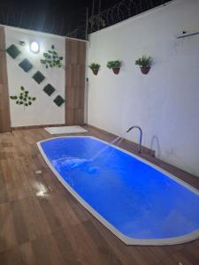 a large blue bath tub with a faucet in a room at Casa de 3 Quartos px da Avenida dos Holandeses a 3km da Praia do Araçagy in São Luís